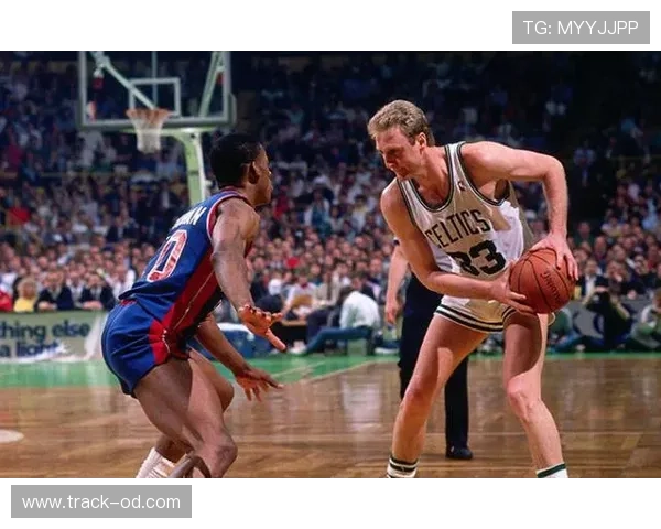 拉里·伯德关键时刻三分命中率提升助凯尔特人拉开比分差距