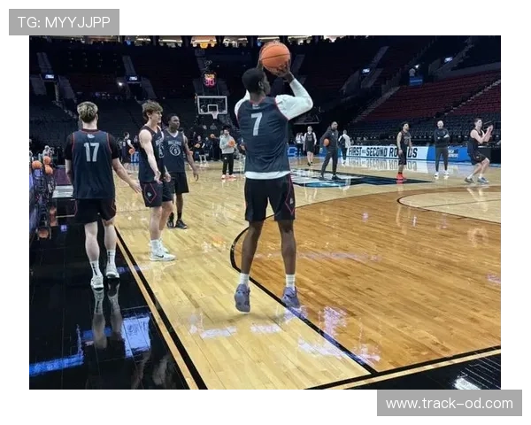 杰伦·威廉姆斯无球跑动制造错位，拉开雷霆外线空间