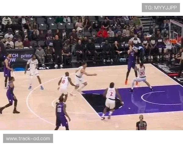 无球掩护接球三分，特伦特拉开空间效率回升