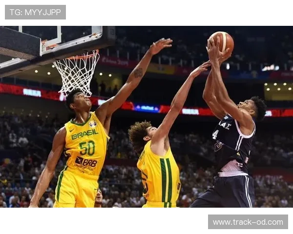 瓦莱乔篮下强攻提升球队内线冲击力，助力季后赛战术多样化