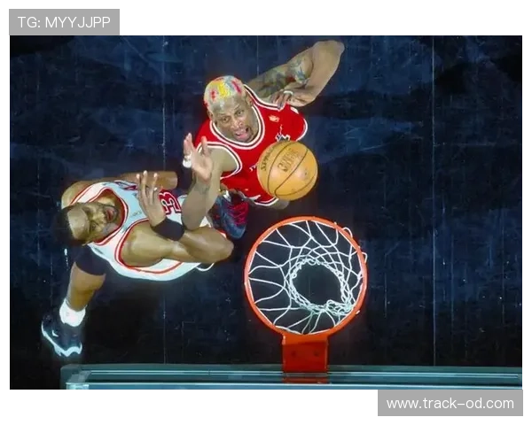 罗德曼通过高强度篮板拼抢改变内线防守格局，超越同期内线球员表现